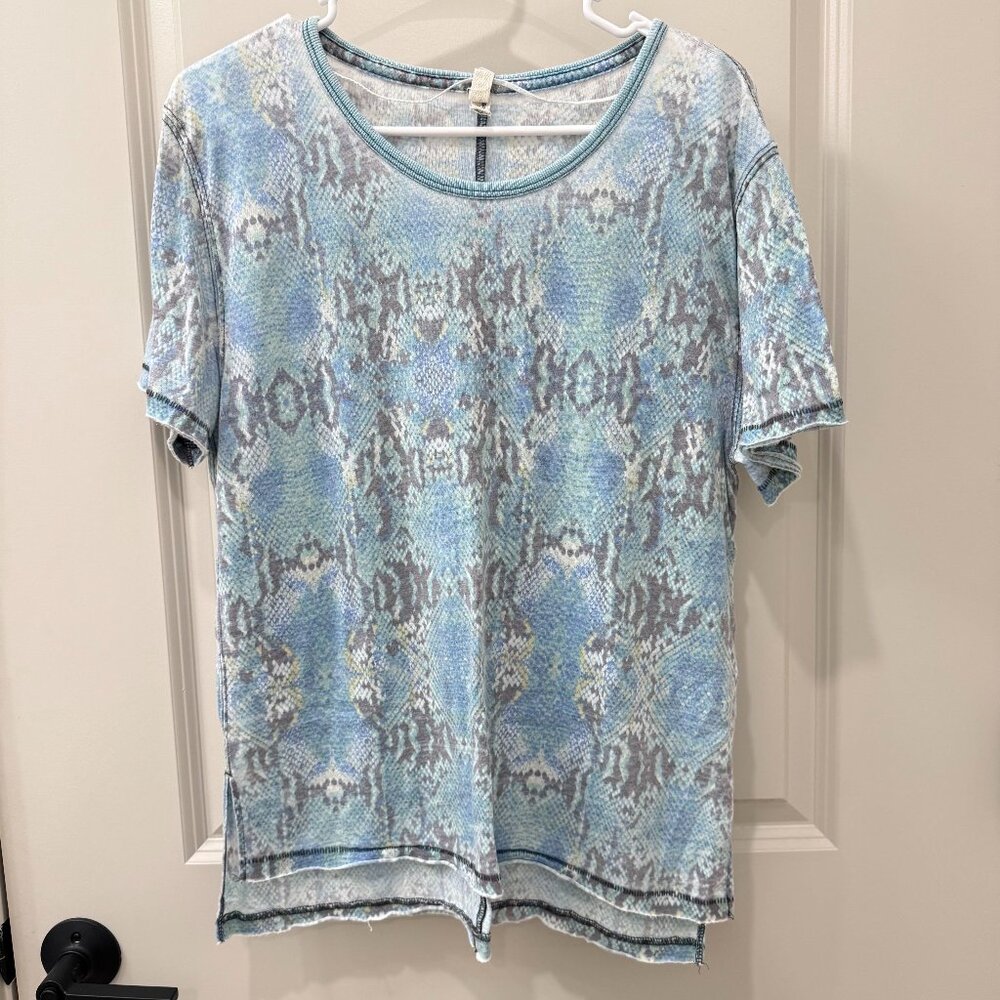 Free People We The Free Blue Snakeskin Tee Side Slits XS Boho Relaxed Fit